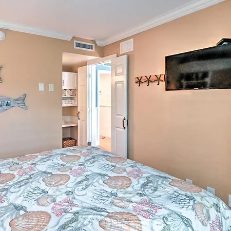 Condo With Pool Access Walk To Shopping And Beach!